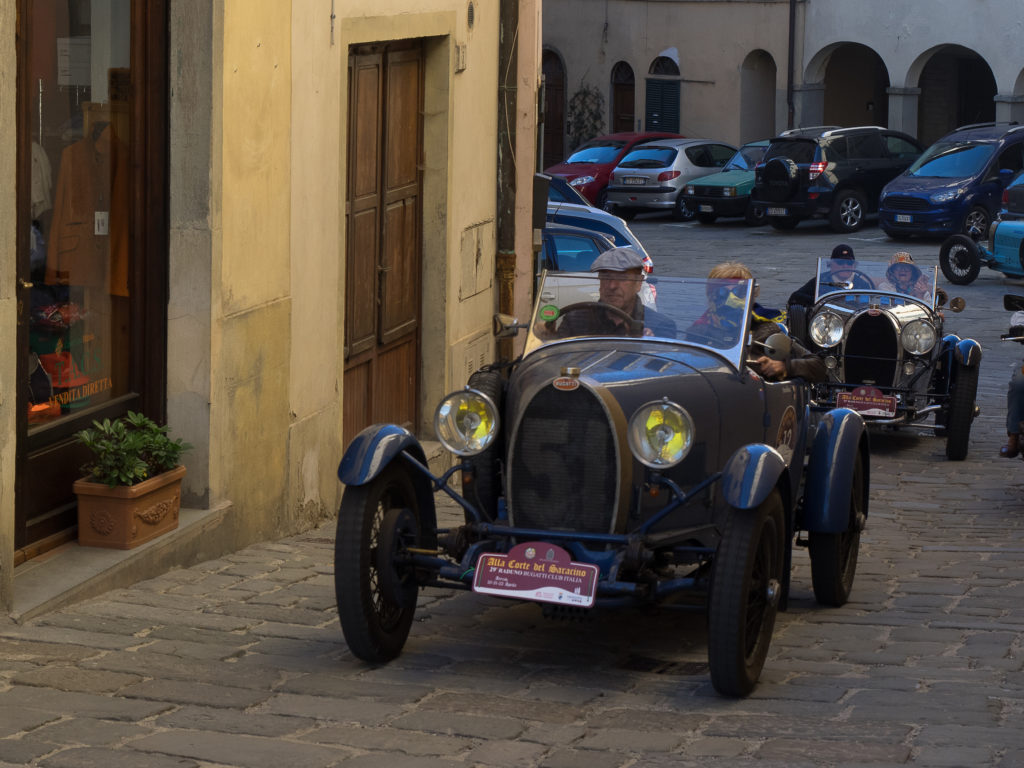 Bugatti T40 # chassis 40662 seguita da una T38 GS # chassis 38333